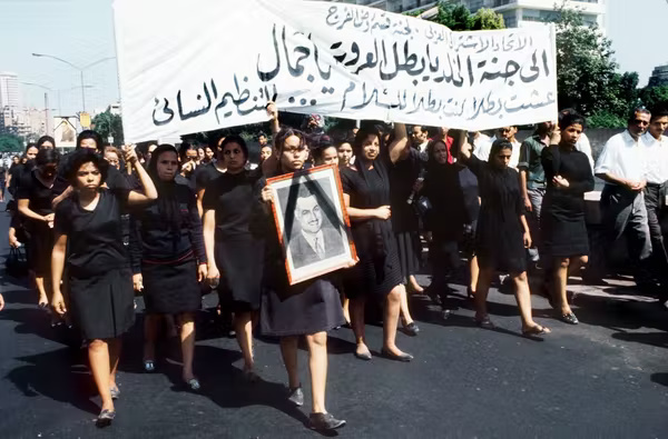 Septembre 1970 : des centaines de femmes défilent au Caire en hommage à Gamal Nasser, décédé le 28 d'une crise cardiaque. AFP 